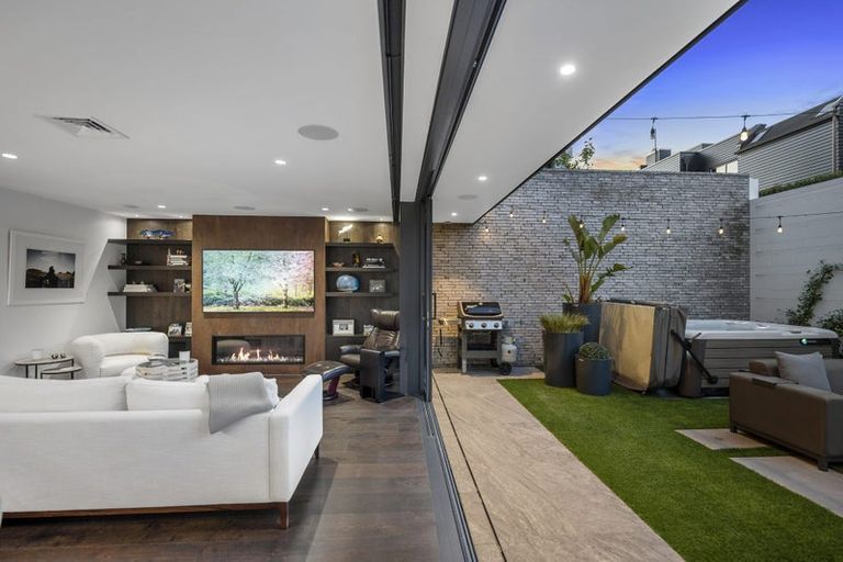 Photo of property in 222 Hurstmere Road, Takapuna, Auckland, 0622