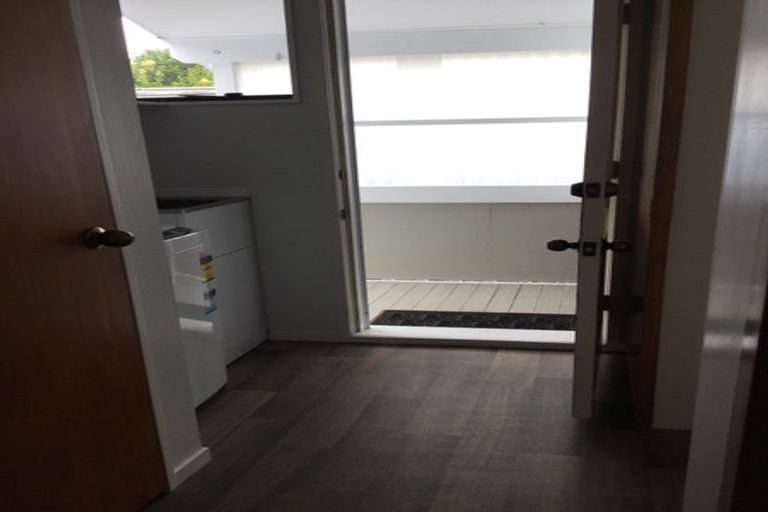 Photo of property in 1/7 Vardon Road, Green Bay, Auckland, 0604