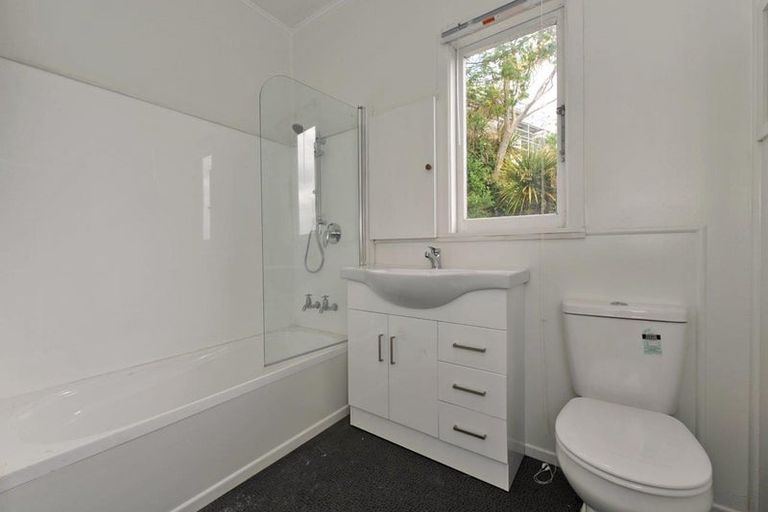 Photo of property in 11 Northland Road, Northland, Wellington, 6012