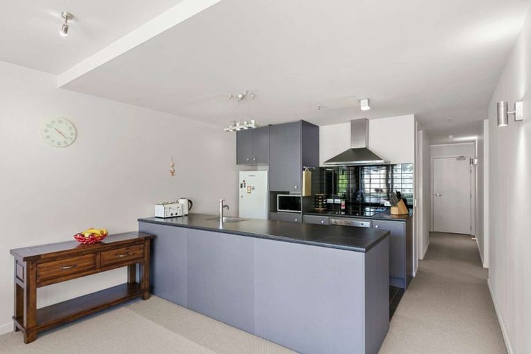 Photo of property in Montreaux Apartments, 5f/164 The Terrace, Wellington Central, Wellington, 6011