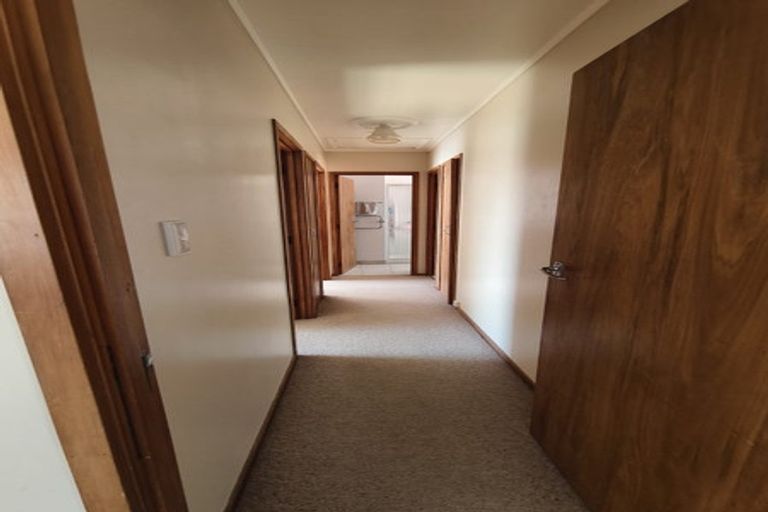 Photo of property in 1/15 Woodall Place, Totara Vale, Auckland, 0627