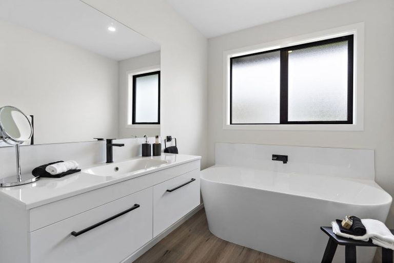 Photo of property in 7 Chisholm Place, Carterton, 5713