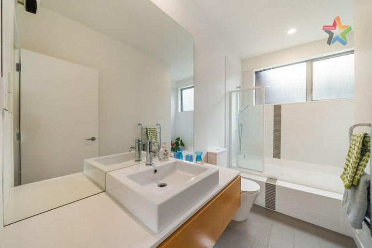 Photo of property in 2 Tiketike Way, Brooklyn, Wellington, 6021