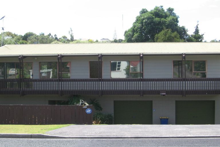 Photo of property in 33a Lyons Avenue, Murrays Bay, Auckland, 0630