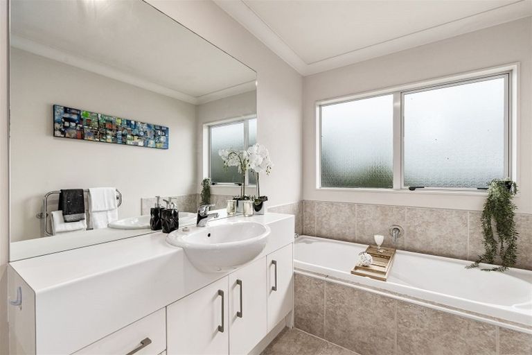 Photo of property in 22 Rising Parade, Fairview Heights, Auckland, 0632