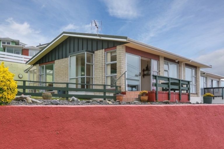 Photo of property in 3 Findlay Street, Moturoa, New Plymouth, 4310