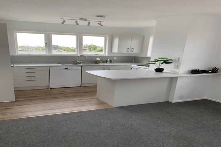 Photo of property in 308 Wairau Road, Glenfield, Auckland, 0629