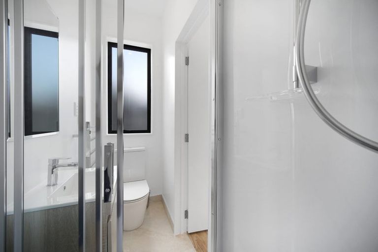 Photo of property in 5/233 Great North Road, Henderson, Auckland, 0612