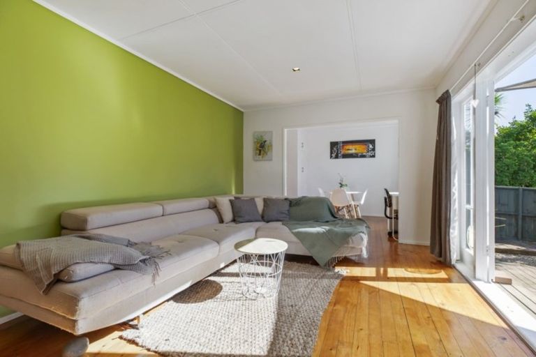 Photo of property in 1/615 Swanson Road, Swanson, Auckland, 0612