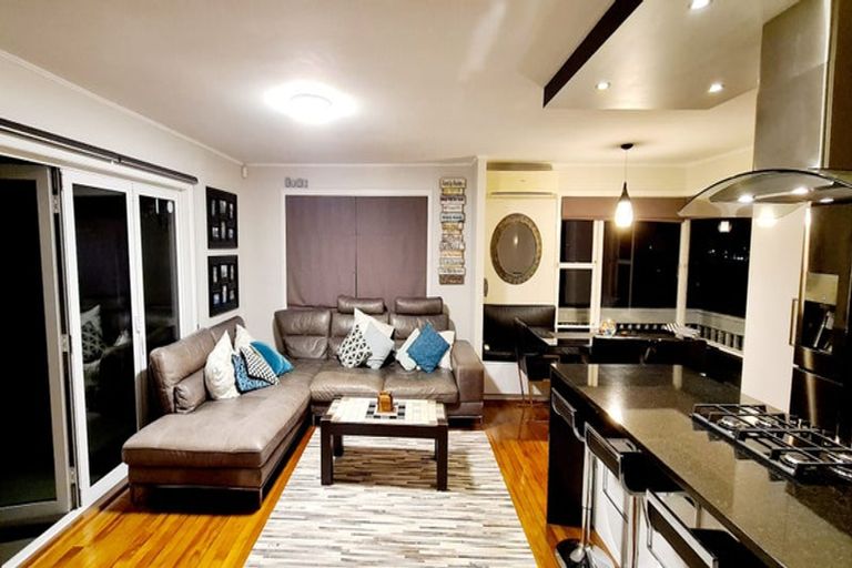 Photo of property in 2/100 Manuka Road, Bayview, Auckland, 0629