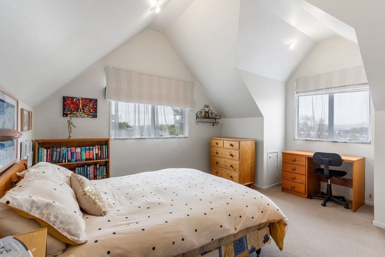 Photo of property in 14 Seaglen Place, Botany Downs, Auckland, 2010