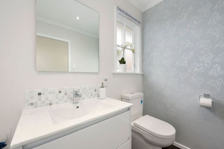 Photo of property in 75 Norana Road, Timberlea, Upper Hutt, 5018