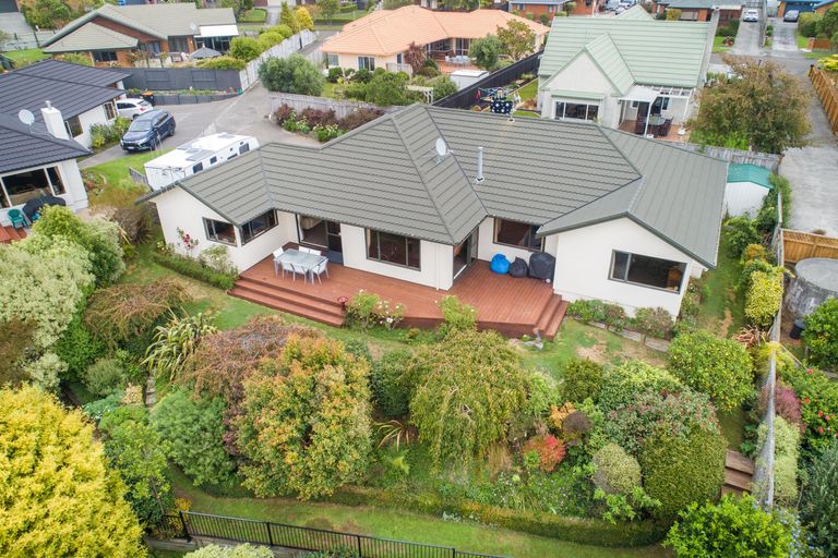 Photo of property in 15 Greenwood Place, Fitzherbert, Palmerston North, 4410