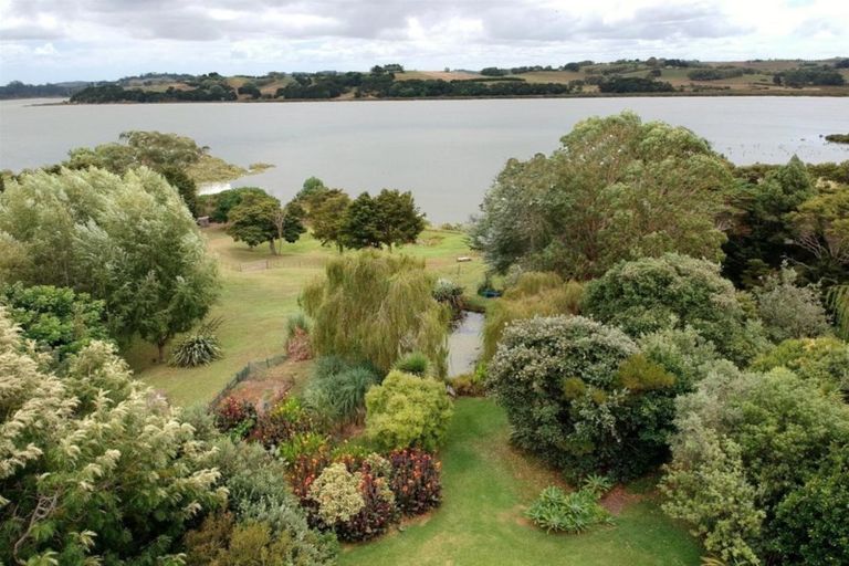 Photo of property in 18 Omarae Road, Pahi, Paparoa, 0571