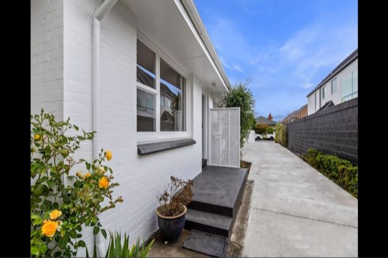 Photo of property in 2/111 Aikmans Road, Merivale, Christchurch, 8014