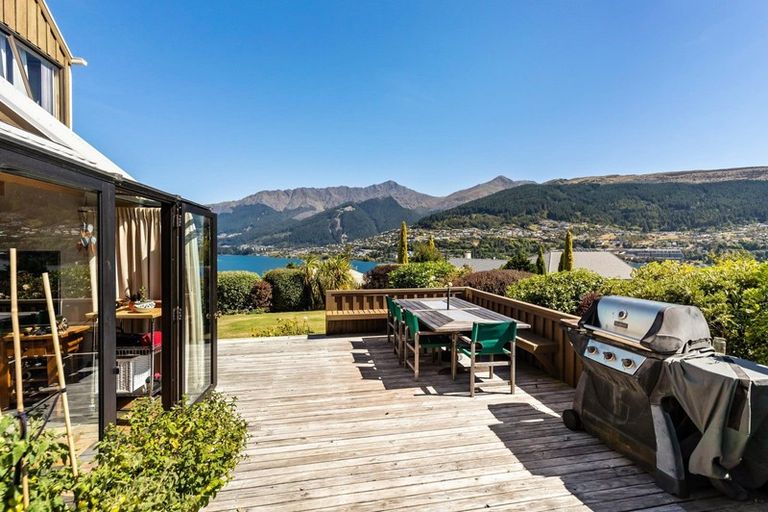 Photo of property in 2 Milward Place, Kelvin Heights, Queenstown, 9300