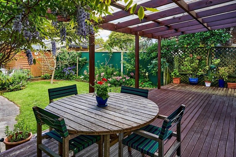 Photo of property in 25 Mahoe Street, Eastbourne, Lower Hutt, 5013