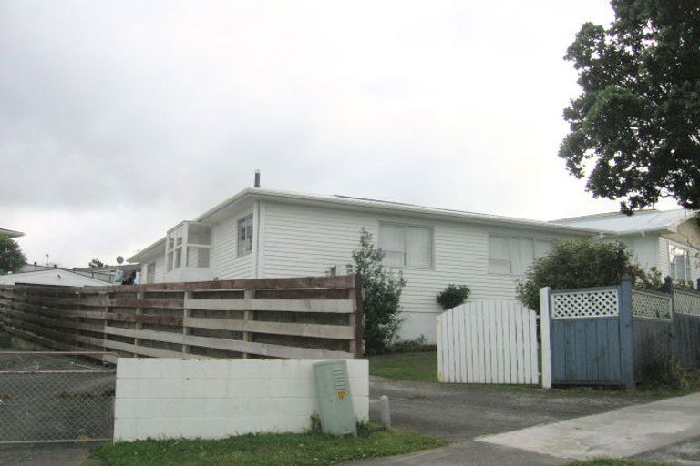 Photo of property in 19 Akaroa Drive, Maupuia, Wellington, 6022