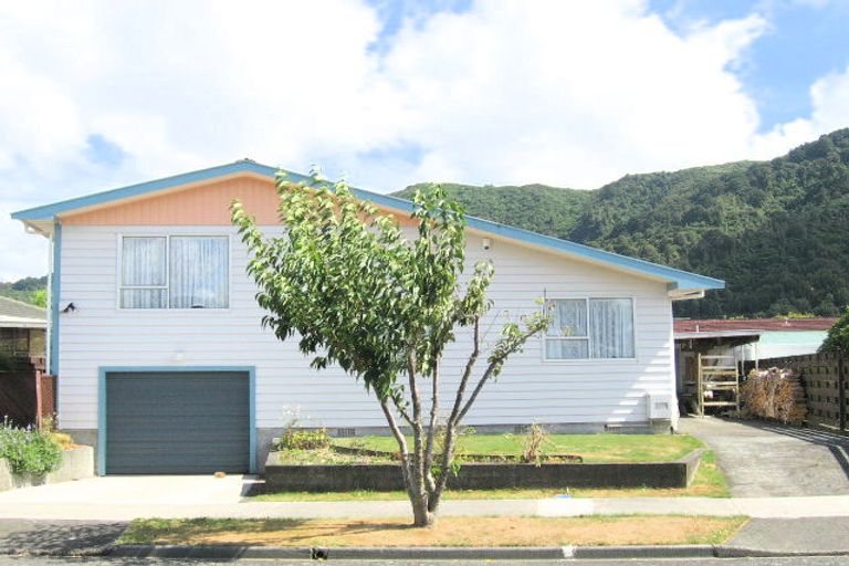 Photo of property in 5 Camden Road, Totara Park, Upper Hutt, 5018