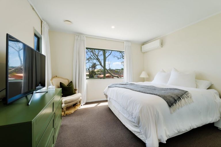 Photo of property in 33 Woodford Avenue, Henderson, Auckland, 0610