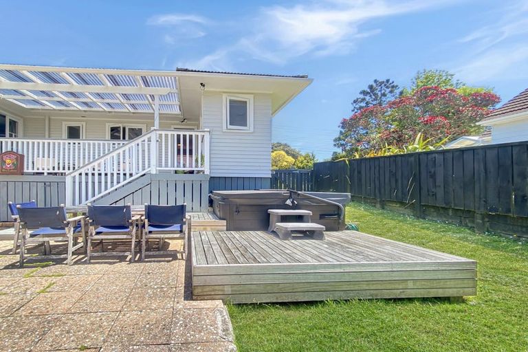 Photo of property in 122 Atkinson Road, Titirangi, Auckland, 0604