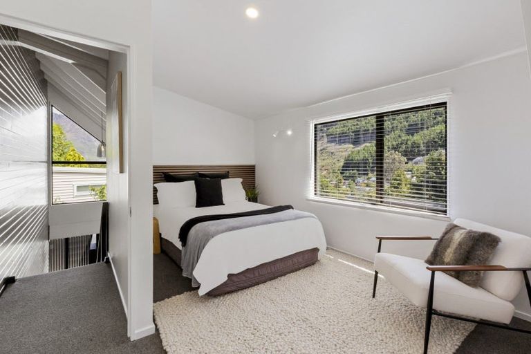 Photo of property in 6 Mackinnon Terrace, Sunshine Bay, Queenstown, 9300