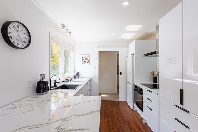 Photo of property in 16 Griffiths Grove, Newlands, Wellington, 6037