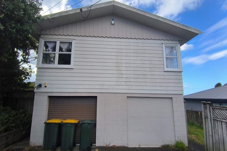 Photo of property in 327 Wairau Road, Totara Vale, Auckland, 0627
