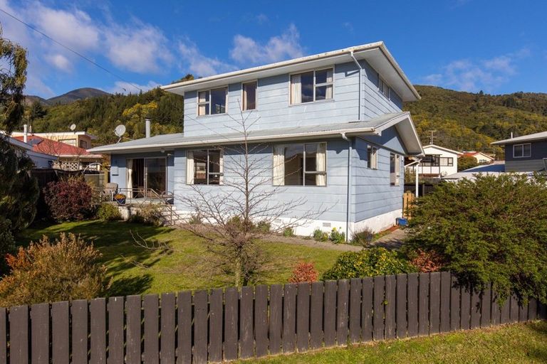 Photo of property in 75a Hampden Street, Picton, 7220