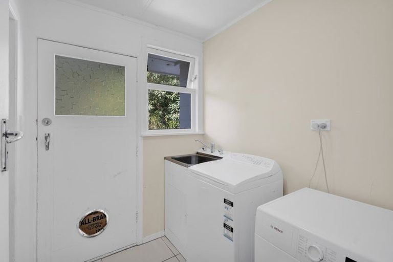 Photo of property in 13 Brixham Place, Merrilands, New Plymouth, 4312
