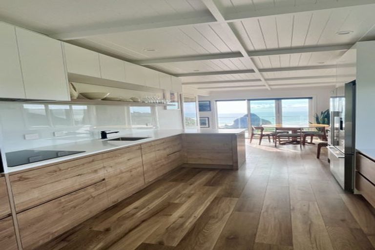 Photo of property in 15 Piha Road, Piha, New Lynn, 0772