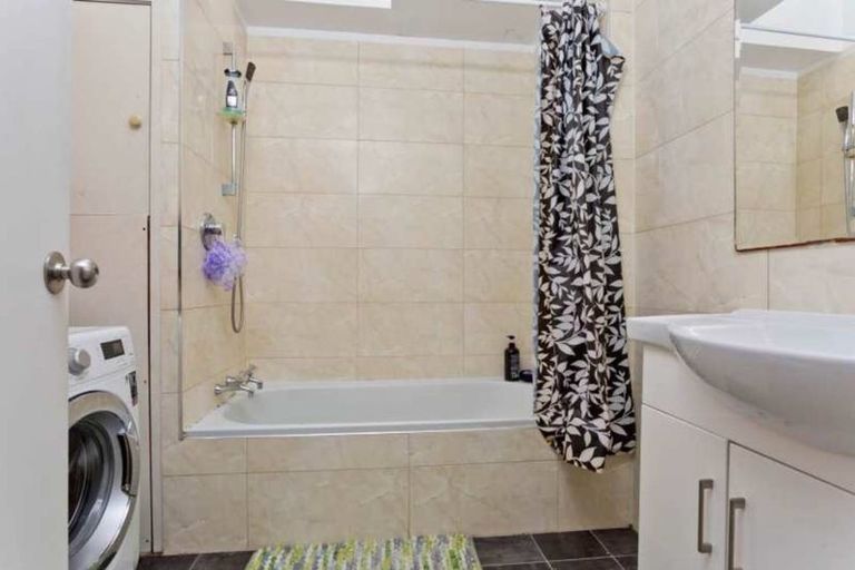 Photo of property in 9/26 Islington Avenue, New Lynn, Auckland, 0600