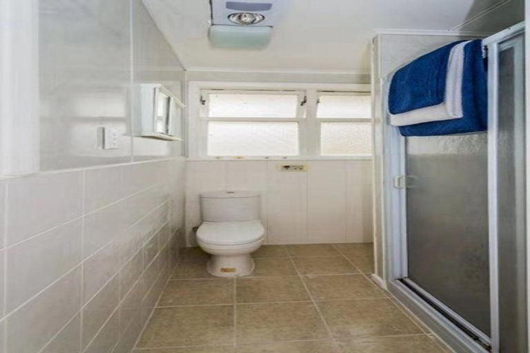 Photo of property in 8 Greenslade Crescent, Northcote, Auckland, 0627