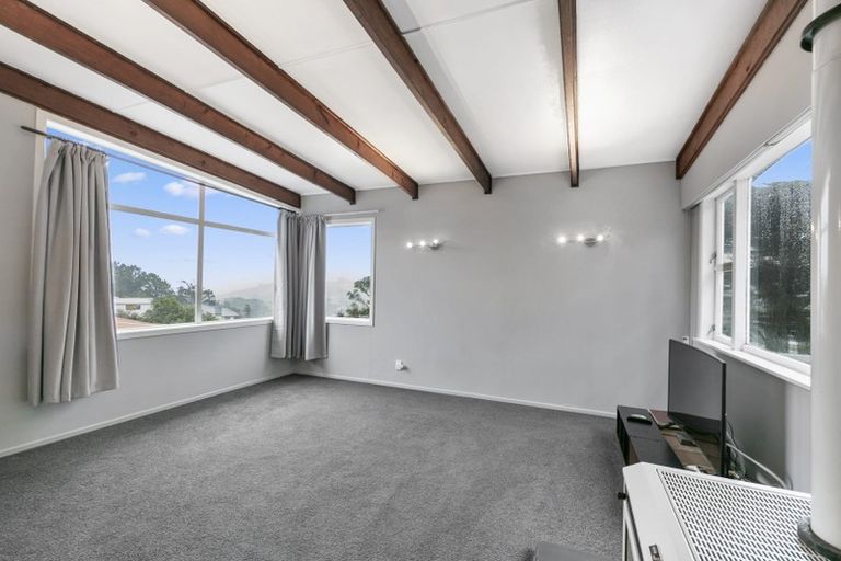 Photo of property in 51 Turville Crescent, Newlands, Wellington, 6037