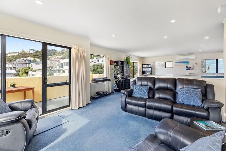 Photo of property in 2 Whitianga View, Paremata, Porirua, 5024