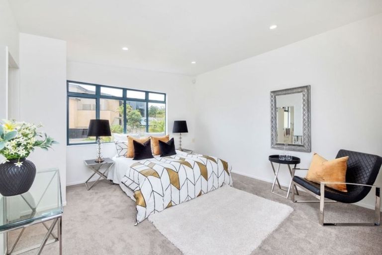 Photo of property in 2/12 Pannill Place, Oteha, Auckland, 0632