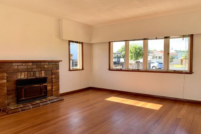 Photo of property in 86 Mcleod Road, Te Atatu South, Auckland, 0610