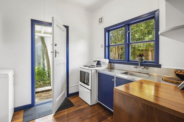 Photo of property in 87 Northland Road, Northland, Wellington, 6012