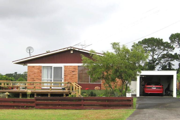 Photo of property in 37 Tirimoana Road, Te Atatu South, Auckland, 0602