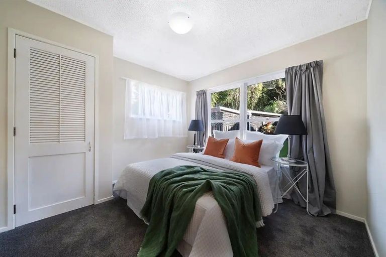 Photo of property in 28 Manhattan Heights, Glendene, Auckland, 0602