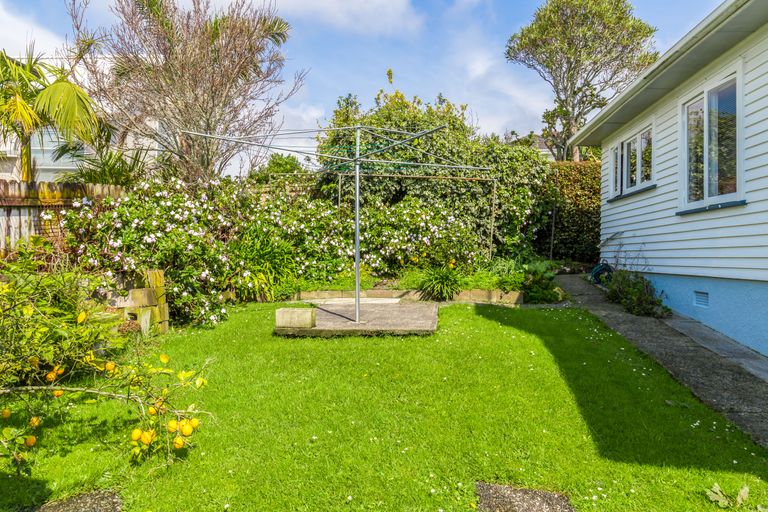 Photo of property in 62 Ocean View Road, Northcote, Auckland, 0627