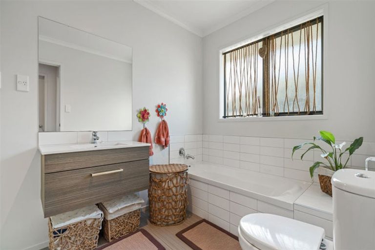 Photo of property in 18 Butterworth Crescent, Papamoa Beach, Papamoa, 3118