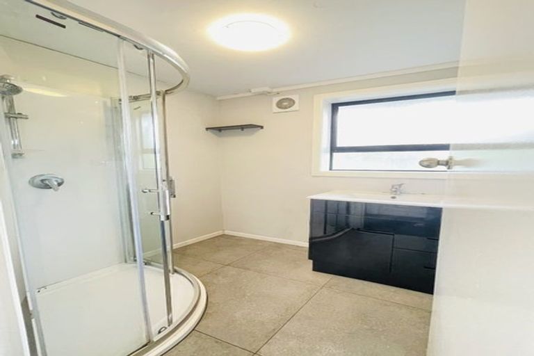 Photo of property in 40 Woodside Road, Massey, Auckland, 0614