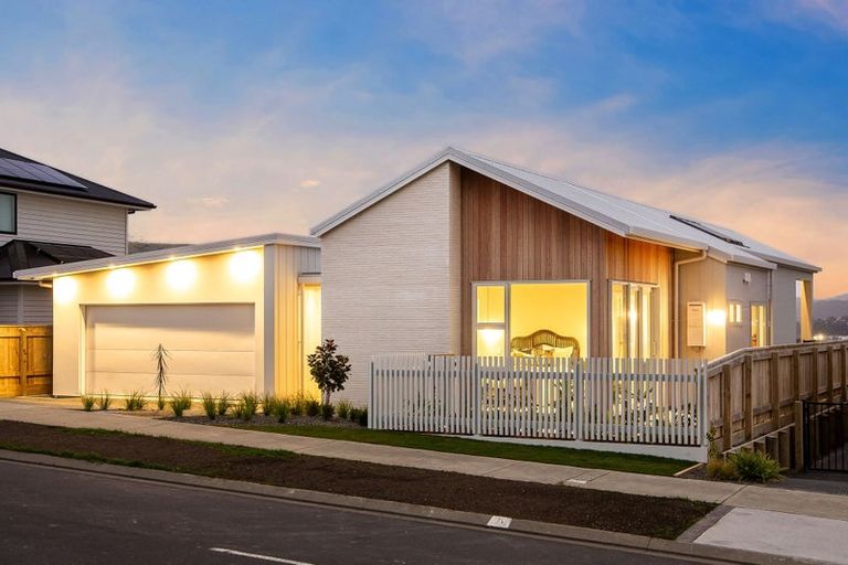 Photo of property in 28 Te Hoiere Street, Aotea, Porirua, 5024