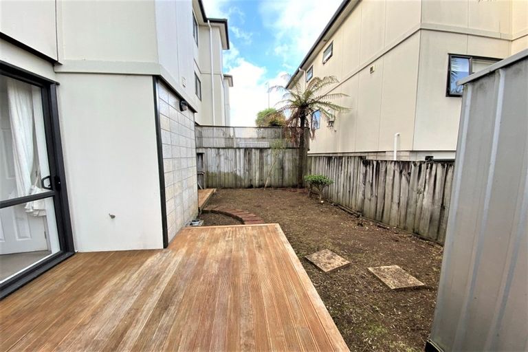 Photo of property in 4 Luxor Place, Massey, Auckland, 0614