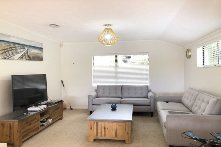 Photo of property in 947 East Coast Road, Torbay, Auckland, 0630