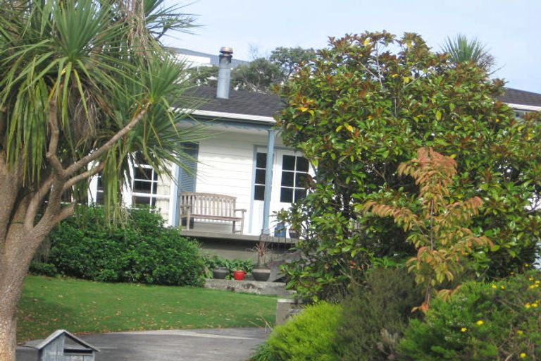 Photo of property in 15 Somerville Terrace, Tawa, Wellington, 5028
