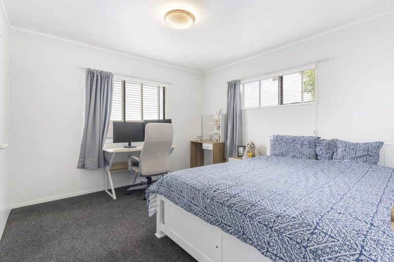Photo of property in 2/23 Heathglen Place, Bayview, Auckland, 0629