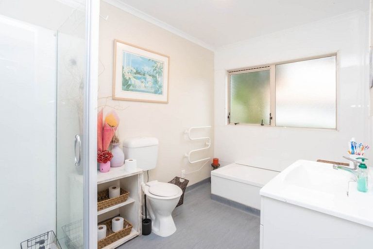 Photo of property in 20 Quincey Place, Massey, Auckland, 0614