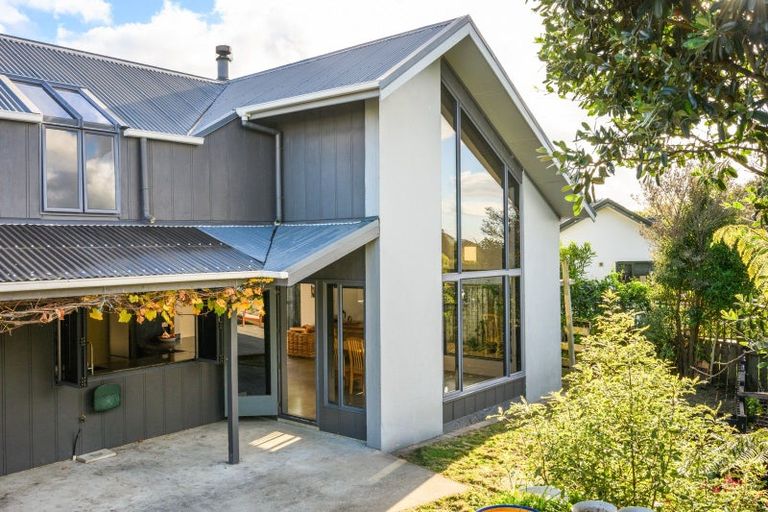 Photo of property in 151 Summerhill Drive, Fitzherbert, Palmerston North, 4410